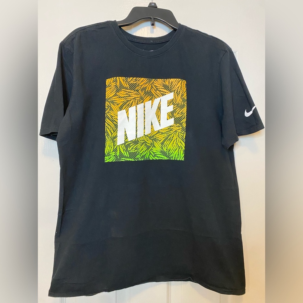 Black, Large, Nike short sleeve shirt.